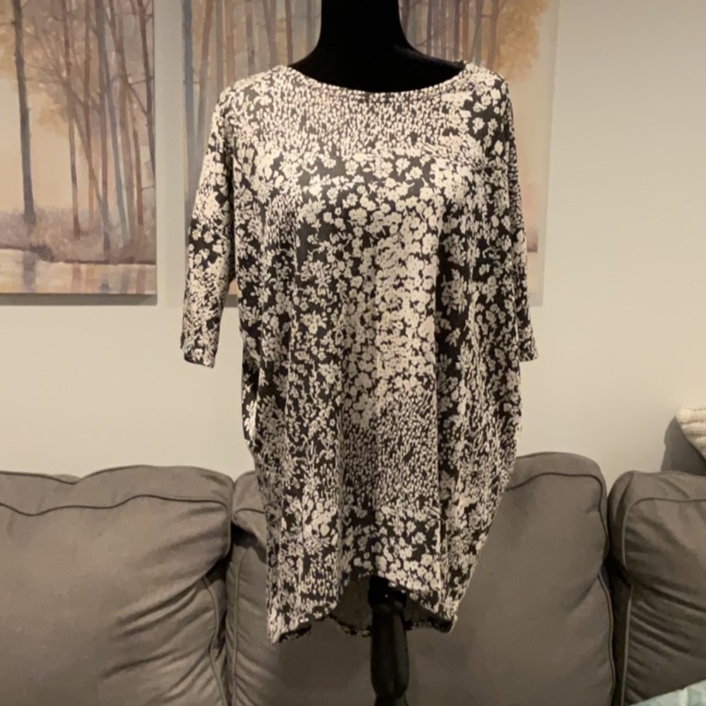 Medium black and white Irma by LuLaRoe